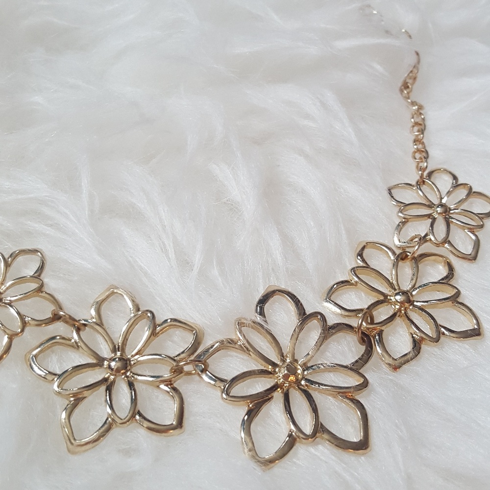 ⭐Gold Flower Necklace